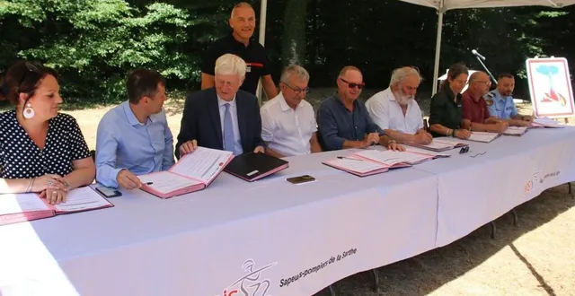 photo  dominique le mèner, président du conseil départemental de la sarthe (3e à gauche), accompagné des élus, du colonel christophe frerson (sdis 72), lors de la signature de la convention sentinelles de la forêt.  &copy;  ouest-france 