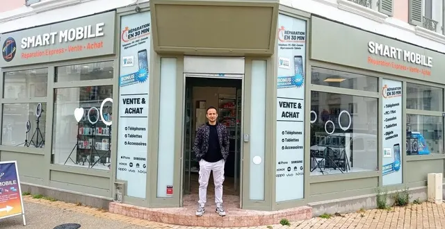 photo  abdul hasib sangee, devant son nouveau magasin de l’avenue du général-leclerc.  &copy;  ouest-france 