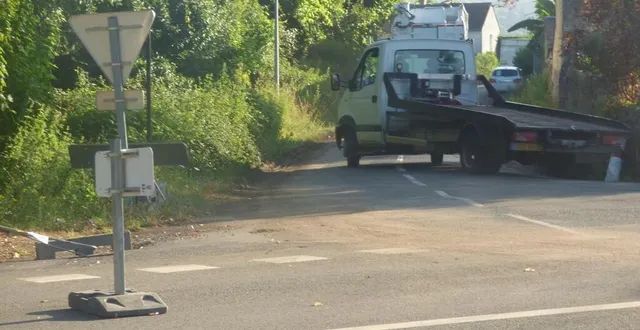 photo  les déviations mises en place concernent uniquement les véhicules légers, mais de nombreux véhicules lourds les empruntent. les bas-côtés ont rapidement été dégradés  &copy;  ouest-france 
