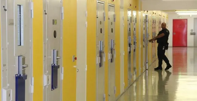 photo  quand les agents sont entrés dans sa cellule, le détenu leur a lancé 