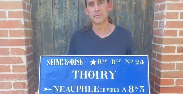 photo  nicolas jamoins restaure les plaques de cocher. ici avec une plaque de la commune de thoiry (yvelines).  &copy;  nicolas jamois 