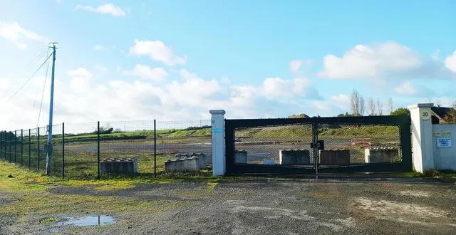 photo  6 930 panneaux photovoltaïques prendront place sur l’ancien site pétrolier, aujourd’hui inoccupé. un local technique sera construit à gauche le long de la clôture. un totem rappelant l’histoire des lieux sera posé. la mise en service n’interviendra pas avant le printemps 2027.  &copy;  co 