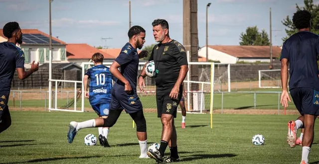 photo  fabrice fontaine a dirigé sa première séance o les joueurs ont pu toucher le ballon.  &copy;  co - jordan magneron 