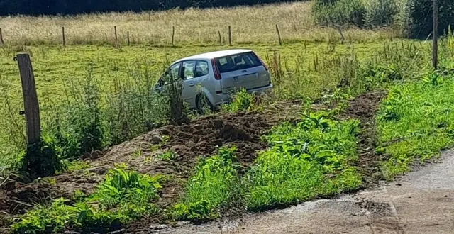 photo  une voiture a fini sa course dans un champ.  &copy;  ouest-france 