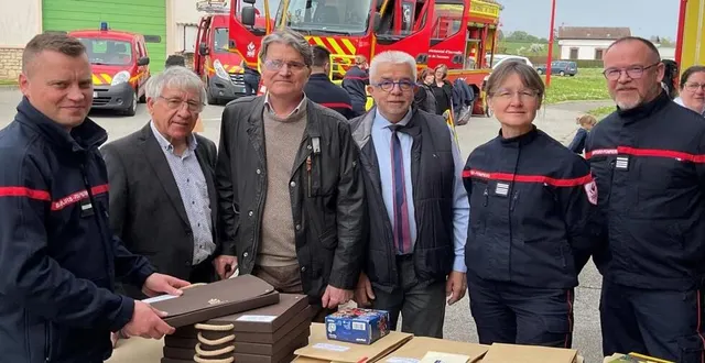 photo  l’adjudant-chef david batard (à gauche), aux côtés de jean-pierre féret et laurent marting, vice-présidents du département, philippe bigot, maire, la colonelle anne lamaire et le commandant éric guais.  &copy;  ouest-france 