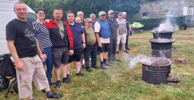 photo  dès dimanche matin, malgré la pluie, les bénévoles étaient en action pour préparer le pot-au-feu dans les chaudrons qui sont ressortis pour la 52e fois. malgré la pluie, « 440 personnes étaient présentes », souligne le président du comité des fêtes, nicolas andron. jeux et exposition de voitures et tracteurs anciens ont ponctué la journée. selon nicolas andron, « au total 70 bénévoles se sont mobilisés » pour l’organisation.  &copy;  ouest-france 