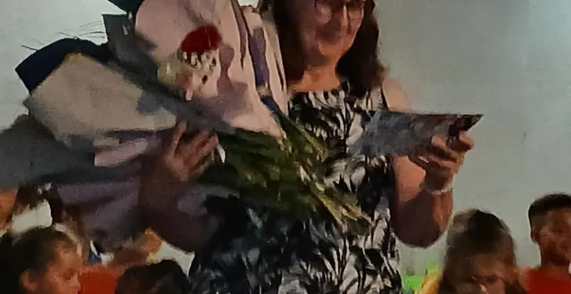 photo  un joli moment d’émotion pour la nouvelle retraitée entourée de ses élèves lors de la fête d’école.  &copy;  cr 