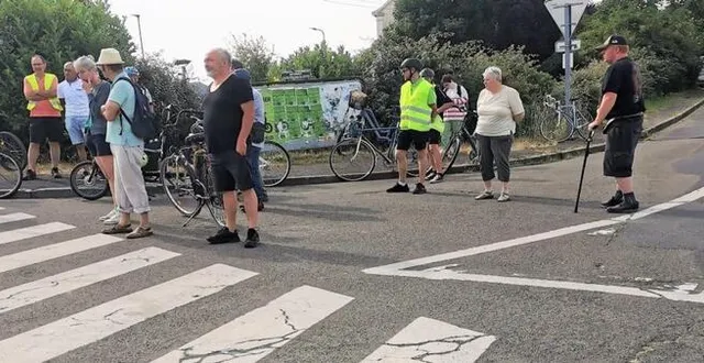 photo  à l’entrée de la gare, l’association estime que le passage piéton est illégal.  &copy;  le maine libre 