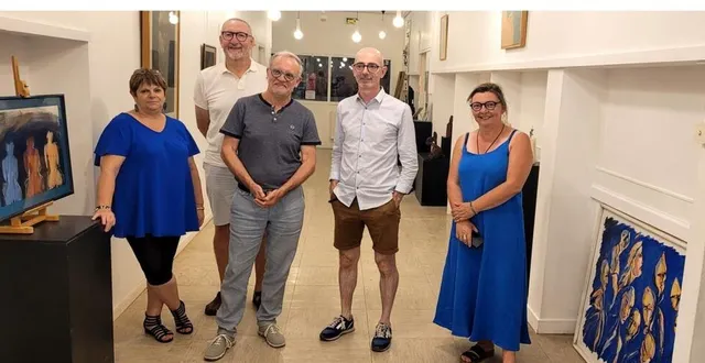 photo  dominique causin et alexis braud entourés de brigitte et catherine salariées de l’association et d’un bénévole.  &copy;  le maine libre 