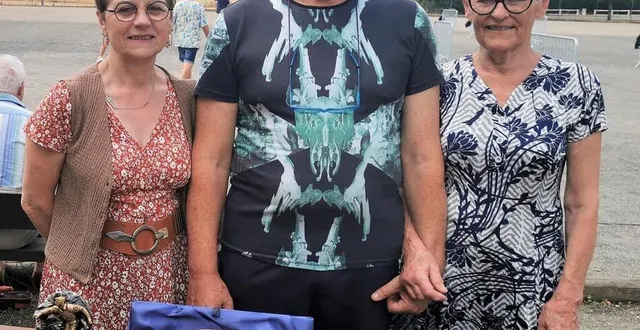 photo  de gauche à droite : francine pineau, présidente de l’unrpa et les deux gagnants, raynald landru et ginette defay.  &copy;  le maine libre 