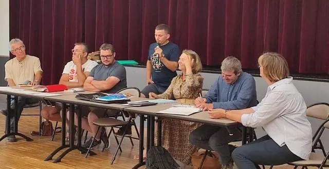 photo  le président nicolas foucault et les membres du comice neuville 2025 réunis pour la deuxième réunion publique, à la salle polyvalente.  &copy;  le maine libre 