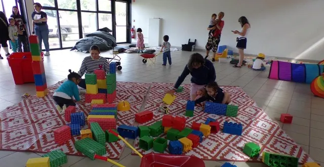 photo  la salle du gué-perray s’est transformée en une grande salle de jeux pour tous les âges.  &copy;  le maine libre 