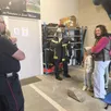 photo la présentation de la tenue de sapeurs-pompiers volontaires.