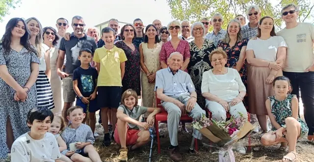 photo  ernest et christiane houdayer (assis au centre) sont entourés de leurs proches pour fêter 70 ans d’un mariage beau, précieux et résistant, comme le platine.  &copy;  co 