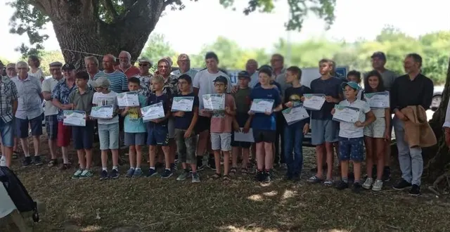 photo  jeunes bénéficiaires et retraités bénévoles de l’outil en main réunis lors de cette fête de fin d’année à la ferme de l’épine.  &copy;  ouest-france 