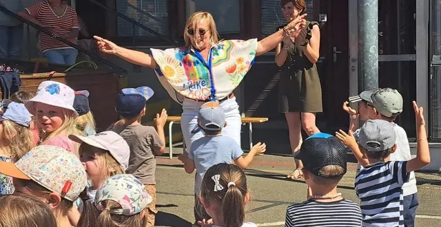 photo  les élèves entament un flash mob pour le départ en retraite de sophie viaud.  &copy;  ouest-france 