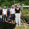 photo  devant le jardin de m. gashi, un des gagnants de l’an dernier, gael brard (à gauche), catherine delpierre, conseillère municipale, sylvain niepceron, didier le bars, adjoint, arlette bouvier, adjointe, marie-laure lethielleux ont évalué le fleurissement communal. 
