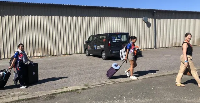 photo  les vingt-neuf danseurs et musiciens se dépêchent de monter dans la voiture de leur famille d’accueil, avant d’aller se produire à la halle-aux-toiles.  &copy;  ouest france 