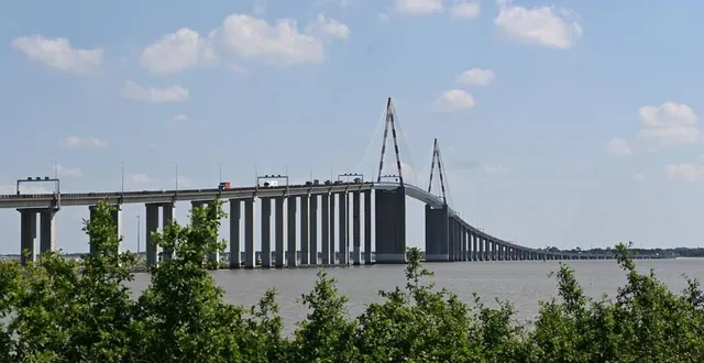 photo  le pont de saint-nazaire reste encore le meilleur moyen de traverser la loire d’une rive à l’autre.  &copy;  véronique couzinou 