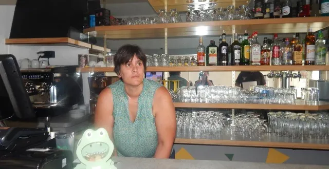 photo  tatiana barrate derrière le comptoir.  &copy;  le maine libre 