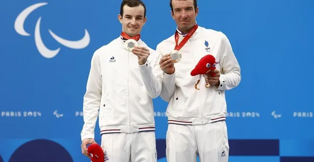 photo  alexandre lloveras, à gauche, et son guide mickaël guichard, a remporté la médaille de bronze aux jeux de paris 2024.  &copy;  maria abranches/reuters 