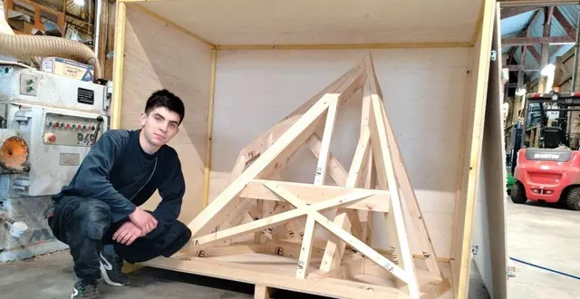 photo  elie beucher et sa maquette.   &copy;  andré leroyer 