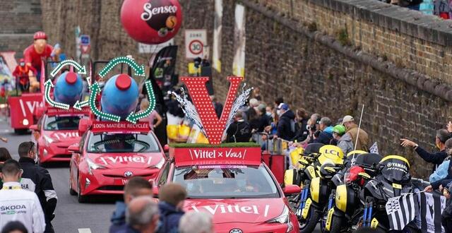 photo enfiler un costume, arriver deux heures avant… toutes les stratégies sont bonnes pour ne pas louper la caravane du tour de france. © ouest-france archives