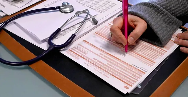 photo  le salarié doit pouvoir justifier son arrêt maladie dans les 48 heures, à l’aide d’un avis d’arrêt de travail délivré par un médecin. photo d’illustration.  &copy;  marc ollivier / ouest-france archives 