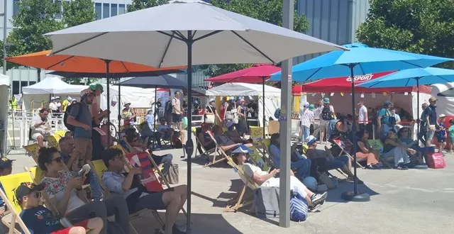 photo  certains spectateurs ont choisi l’ombre des transats pour visionner l’étape du tour à caen (calvados), ce mercredi 9 juillet 2025.  &copy;  ouest-france 