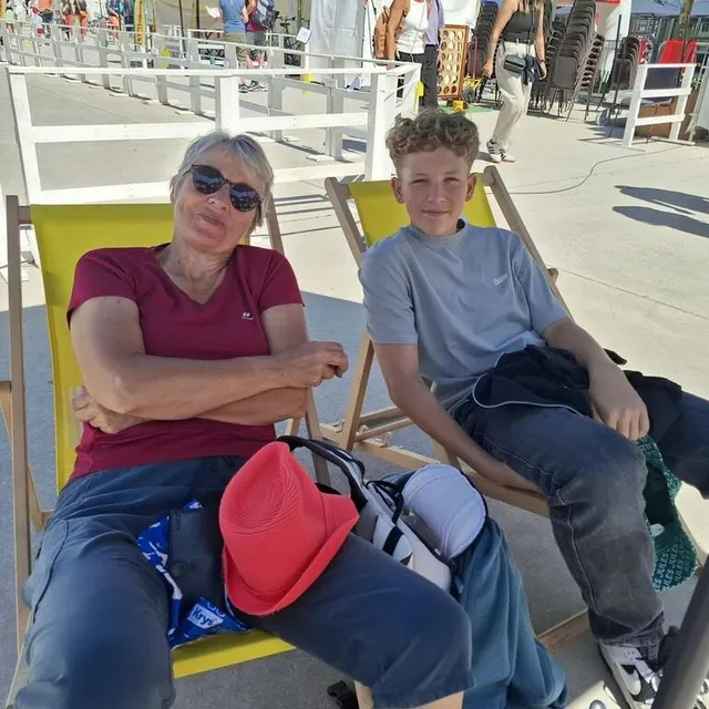 Sylvie et son petit-fils Martin vont passer leur après-midi devant le grand écran de la fan zone, à l’ombre de leur parasol. Ouest-France photo sylvie et son petit-fils martin vont passer leur après-midi devant le grand écran de la fan zone, à l’ombre de leur parasol. © ouest-france