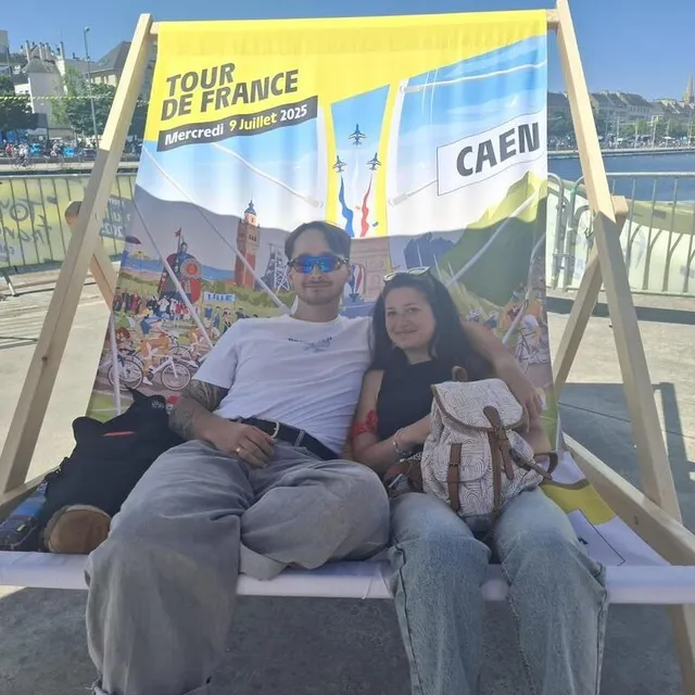 Karl et Manon ont le meilleur spot pour regarder le Tour de France : un transat XXL rien que pour eux. Ouest-France photo karl et manon ont le meilleur spot pour regarder le tour de france : un transat xxl rien que pour eux. © ouest-france