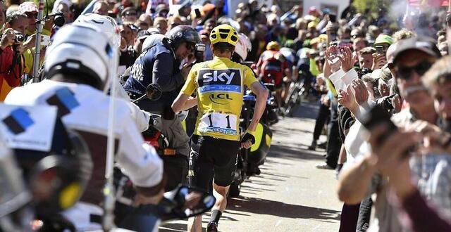 photo  en 2016, christopher froome avait fait quelques centaines de mètres à pied dans l’ascension du mont ventoux.  ©  epa/maxpp 