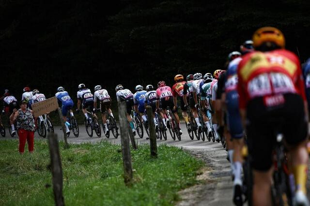 photo les commissaires sont très attentifs aux incidents pendant la course. ils peuvent désormais décerner des cartons jaunes pendant l’étape sur le tour de france.  ©  anne-christine poujoulat, afp