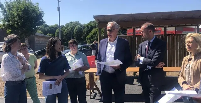 photo  visite de l’aire de covoiturage après la signature du contrat de réussite.  &copy;  ouest-france 