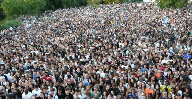 photo  ?entre 25 000 à 35 000 ados et jeunes adultes ont assisté, mardi 8 juillet, au concert du rappeur tiakola, au festival de trélazé.  &copy;  co - jérôme hurstel 