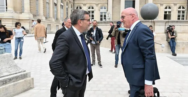 photo  six des sept députés de maine-et-loire ont voté en faveur du texte ; ici les députés philippe bolo (modem) et françois gernigon (horizons).  &copy;  archive josselin clair 