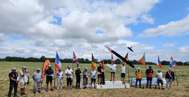 photo  62 pilotes de huit pays d’europe ont concouru pour le 13e loire valley trophy. 14 finalistes se sont départagés le dimanche après-midi.  &copy;  co 