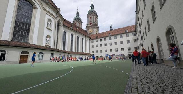 photo  les supporters gallois et français ont joué des matches amicaux au pied de la cathédrale et de l’abbaye de saint-gall (suisse) ce mercredi 9 juillet 2025.  ©  ouest-france 