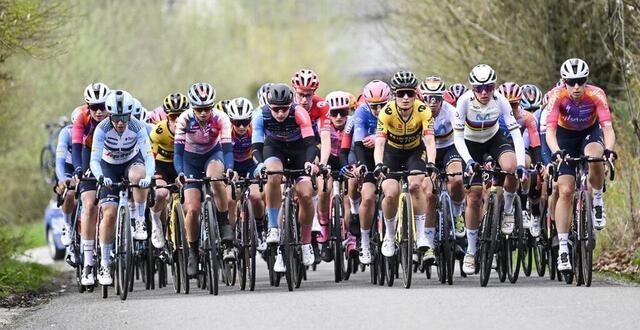 photo  les cyclistes féminines lors de la course liège-bastogne-liège le 23 avril 2023.  ©  tom goyvaerts / belga via afp 