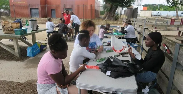 photo  cette année, les ados peuvent se distraire aux animations du quartier. ici avec bérengère gâche, animatrice au service jeunesse.  &copy;  ouest-france 