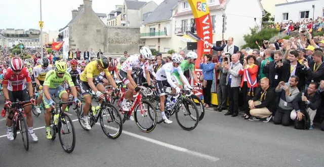 photo  le 4 juillet 2016, albert de monaco, accompagné d’andré darrigade, donne le départ de la 3e étape du tour de france, granville-angers.  &copy;  ouest france archives 