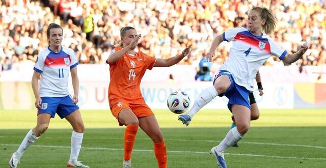 photo  portées par la joueuse de chelsea, lauren james, les anglaises n’ont fait qu’une bouchée des pays-bas  ©  getty images via afp alexander hassenstein 
