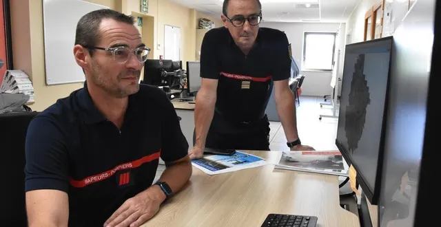 photo  le lieutenant-colonel marc rallu (debout), initiateur de la vidéodétection des feux de forêts dans la sarthe et l’opérateur anthony roux scrutent les départs de feu depuis le centre de traitement de l’alerte (cta) de coulaines, près du mans.  &copy;  ouest-france 