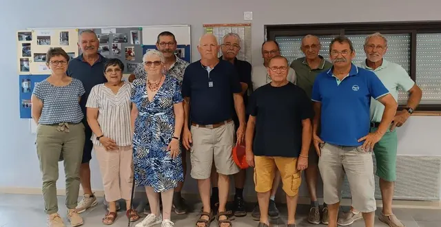 photo  les sociétaires ayant réalisé les travaux avec, au centre, patrice douaneau.  &copy;  co 