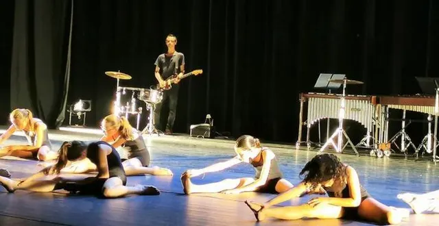 photo  les élèves se sont fait plaisir sur la scène de l’éolienne.  &copy;  le maine libre 