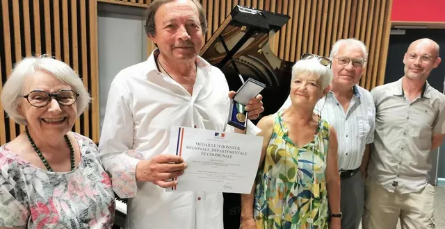 photo  dmitri négrimovski était bien entouré lors de sa remise de médaille.  &copy;  le maine libre. 