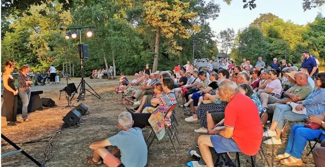 photo  si le public était bien présent pour le spectacle, il y avait foule aussi avenue nationale pour assister à la parade des bolides de le mans classic.  &copy;  le maine libre 