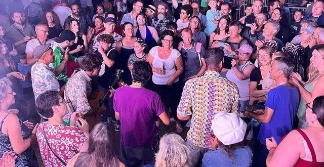 photo  lors de la deuxième soirée, les artistes ont rejoint la foule pour partager un moment de complicité et d’énergie partagée.  &copy;  le maine libre 