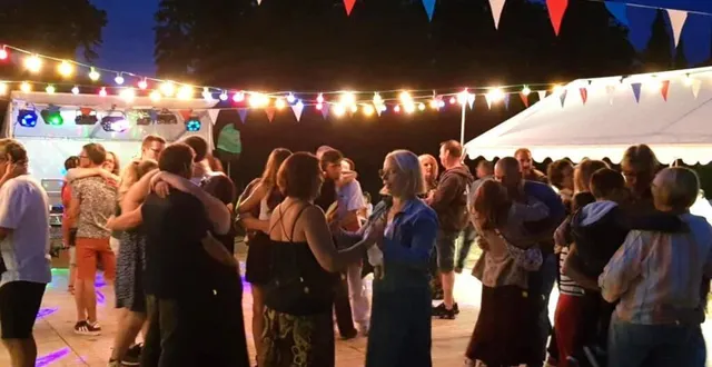 photo  la piste de danse, cœur battant de la guinguette d’henri et paulette.  &copy;  ml 