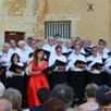 photo les choristes ont rempli de leurs voix la cour d’honneur du château.